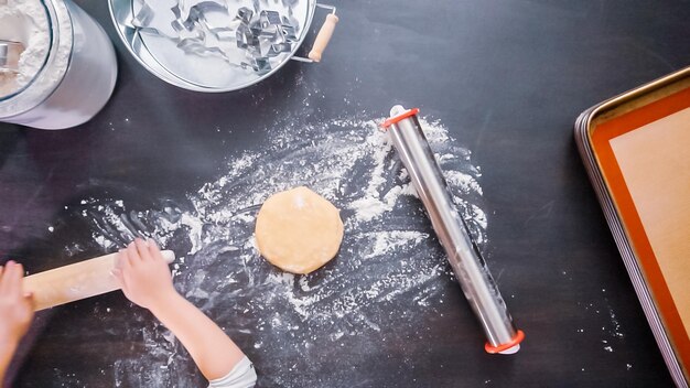 Endecha plana. Niña horneando galletas de calaveras de azúcar para la festividad del Día de los Muertos.