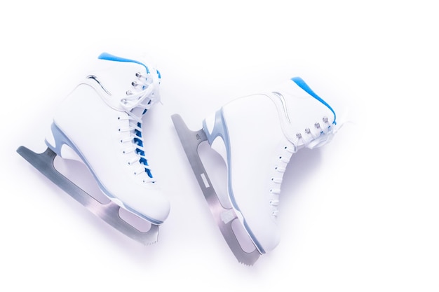 Endecha plana. Nuevos patines blancos sobre un fondo blanco.