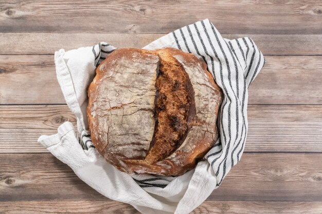 Endecha plana. Pan de centeno de masa fermentada recién horneado.