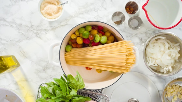 Endecha plana. Paso a paso. Cocinar la receta de pasta a la olla en un horno holandés de hierro fundido esmaltado.