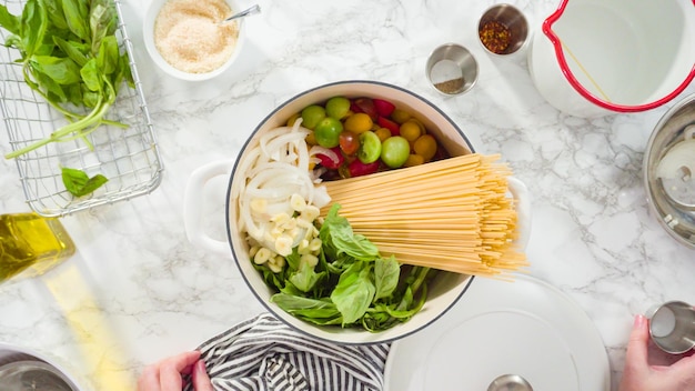 Endecha plana. Paso a paso. Cocinar la receta de pasta a la olla en un horno holandés de hierro fundido esmaltado.