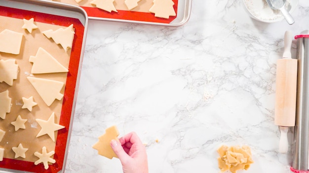 Endecha plana. Paso a paso. Cortar formas con un cortador de galletas navideñas de masa de galletas de azúcar.