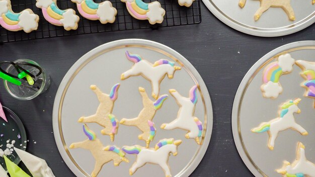 Endecha plana. Paso a paso. Decorar galletas de azúcar de unicornio con glaseado real.