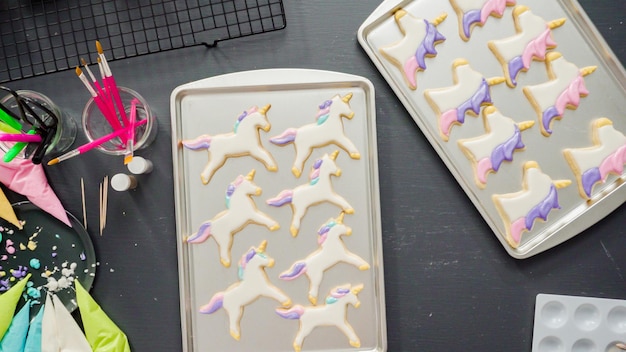 Endecha plana. Paso a paso. Decorar galletas de azúcar de unicornio con glaseado real.