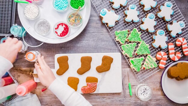 Endecha plana. Paso a paso. Decorar galletas de jengibre y azúcar con glaseado real para Navidad.