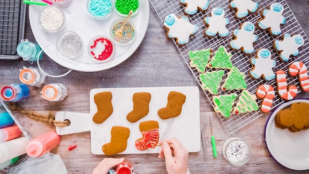 Endecha plana. Paso a paso. Decorar galletas de jengibre y azúcar con glaseado real para Navidad.