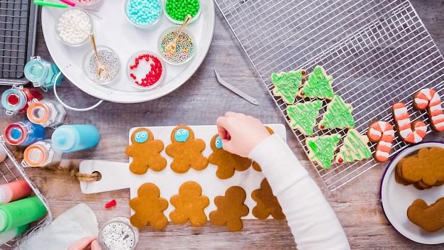 Endecha plana. Paso a paso. Decorar galletas de jengibre y azúcar con glaseado real para Navidad.