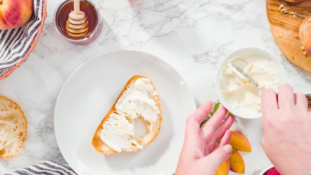 Endecha plana. Paso a paso. Hacer tostadas de ricotta con melocotones y bayas orgánicos.