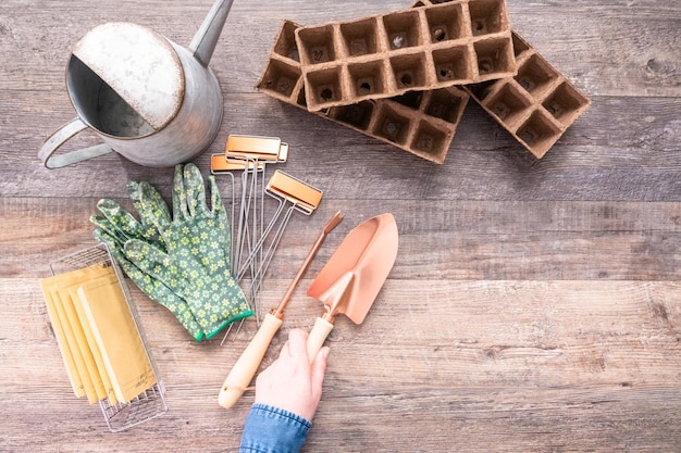 Endecha plana. Las pequeñas herramientas de jardín están listas para la temporada de siembra de primavera. Incluye guantes de jardín, pala, regadera y etiquetas para plantas.