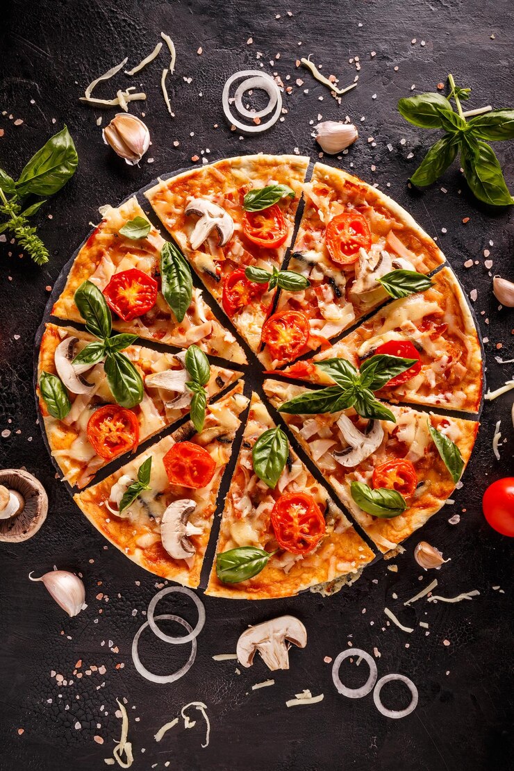 Endecha plana con pizza italiana sobre fondo negro y varios ingredientes