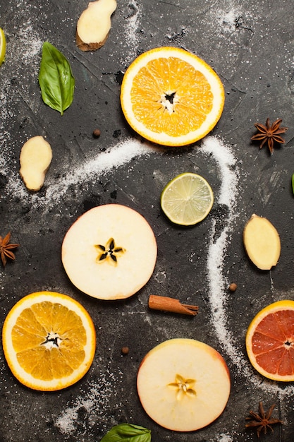 Endecha plana de rodajas redondas de manzana, naranja y lima