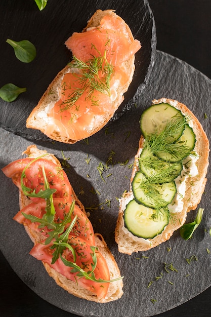 Endecha plana de sándwiches con tomate, pepino y eneldo