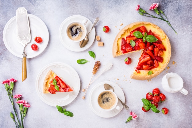 Endecha plana con tarta de queso y fresa