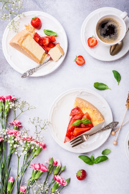 Endecha plana con tarta de queso y fresa