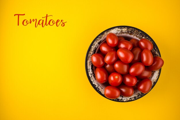 Endecha plana con tomates rojos