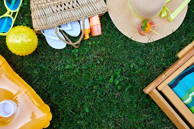 Endecha plana de vacaciones de playa de verano brillante al aire libre o concepto de estilo de vida de viaje