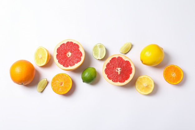 Endecha plana con verduras y frutas en blanco, espacio para texto