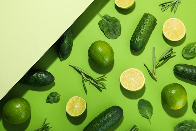 Endecha plana con verduras y frutas sobre fondo de dos tonos