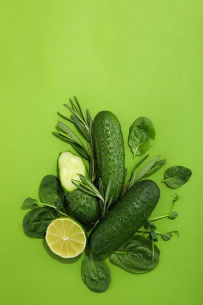 Endecha plana con verduras y frutas sobre fondo verde