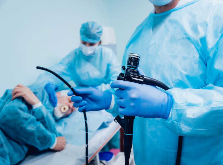 Foto endoscopia no hospital. médico segurando o endoscópio antes da gastroscopia