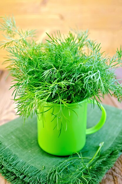 Endro fresco em uma caneca verde