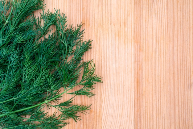 Endro fresco verde na mesa da cozinha de madeira