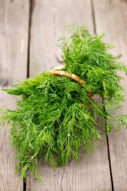 Endro verde na mesa de madeira