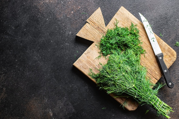 Eneldo hierba verde fresca cortada finamente un cuchillo sobre la mesa bocadillo saludable espacio de copia fondo de alimentos