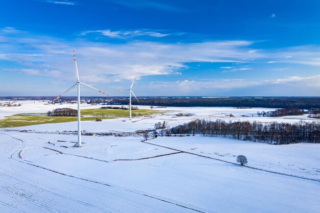 Energia alternativa nas turbinas eólicas da polônia no campo nevado do inverno