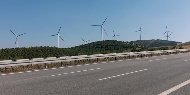 Energía alternativa de la naturaleza Parque eólico o parque eólico Turbinas eólicas que generan electricidad Concepto de energía verde