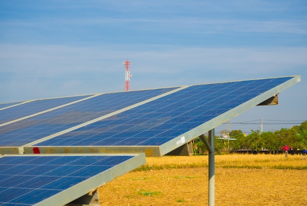 Energía de célula solar con cielo azul