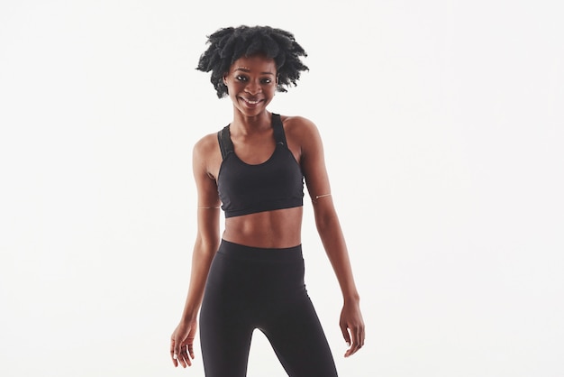 Energia de vida nesta garota positiva. Jovem linda mulher afro-americana