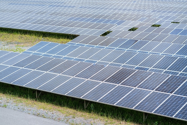 Foto energía de la estación de energía solar de natural