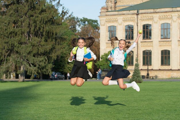 La energía imparable de los antecedentes escolares de las colegialas que saltan celebra el concepto de septiembre