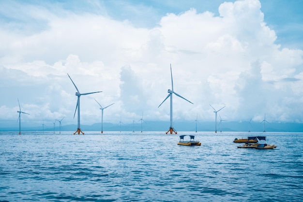 Energia limpa do parque eólico offshore com bela paisagem marítima