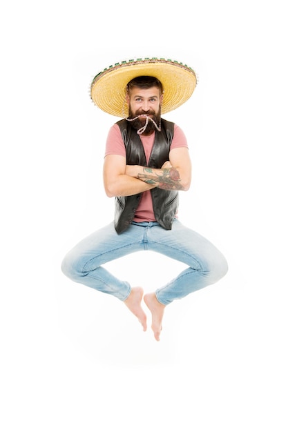 Energía mexicana Concepto de fiesta mexicana Celebra la fiesta tradicional mexicana Chico cara alegre feliz divirtiéndose bailando saltando Vida en movimiento Hombre barbudo chico alegre usar sombrero sombrero mexicano