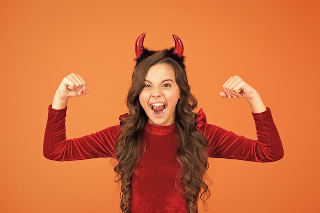 Energía y poder Niña con cuernos rojos celebra el concepto de Carnaval de Halloween Niño con accesorio de estilo diablillo Fiesta de Halloween Truco o trato Disfraces de Halloween diseñados a partir de figuras sobrenaturales