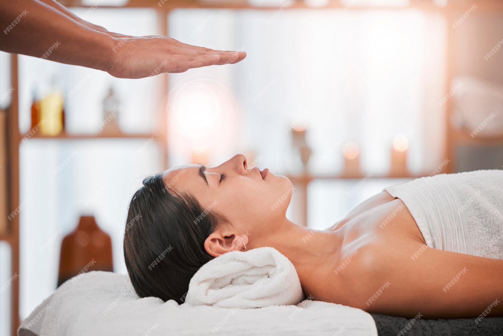 Um Mestre Reiki Feminino Trabalha Com Paciente. Conceito De Círculo Feminino  De Harmonia Mental Da Saúde Do Corpo Imagem de Stock - Imagem de branco,  proximidade: 253996927