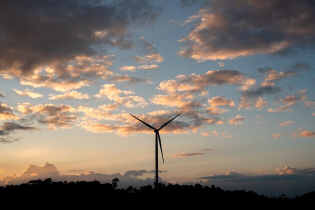 Foto energía renovable con aerogeneradores