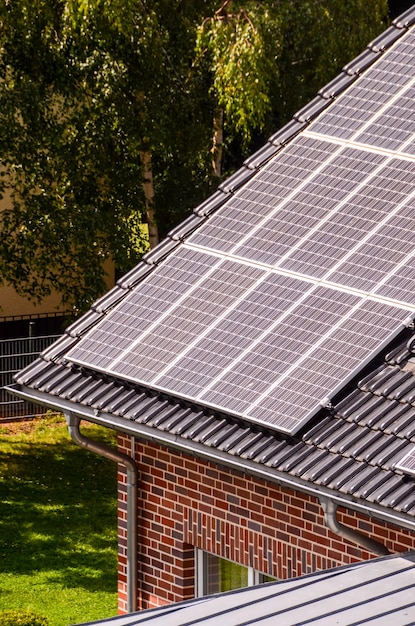 Energia renovável verde com painéis fotovoltaicos no telhado.