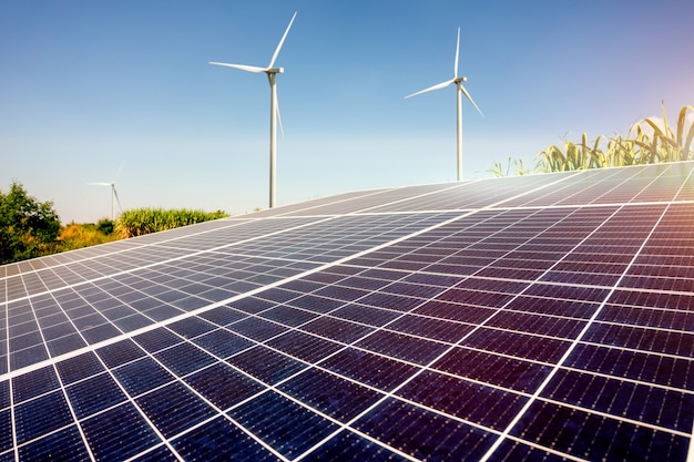 Energia solar em fazenda de açúcar e moinho de vento ou turbina eólica, energia verde, energia natural para o agricultor