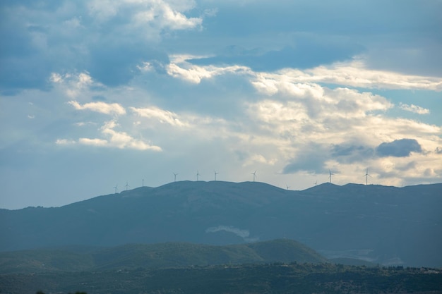 Energia verde da planta eólica nas montanhas da Grécia