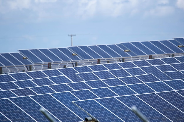 La energía verde de la granja solar de la luz del sol muestra una gran cantidad de placas de células solares. Enfoque selectivo.