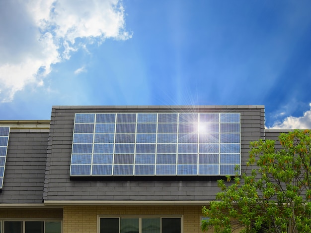 Energía verde del panel de células solares en el techo de la casa