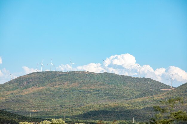 Energía verde de la planta eólica en el espacio de copia de las montañas de Grecia