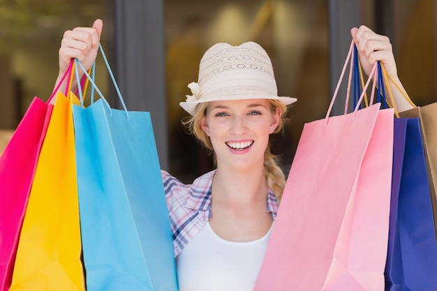 Enérgica mujer entrega bolsas de compras