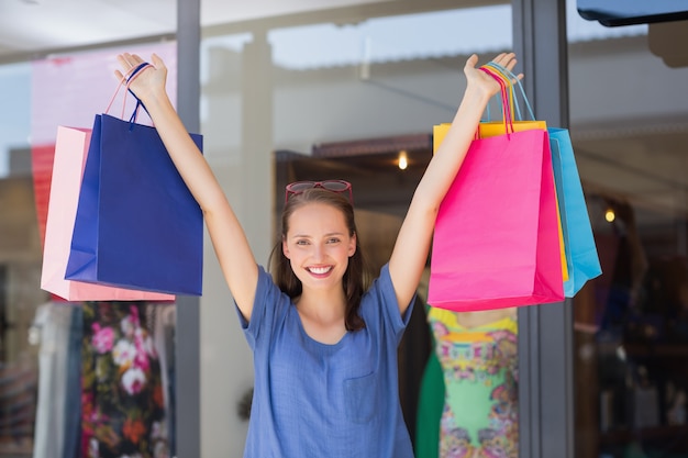 Foto enérgica mujer entrega bolsas de compras