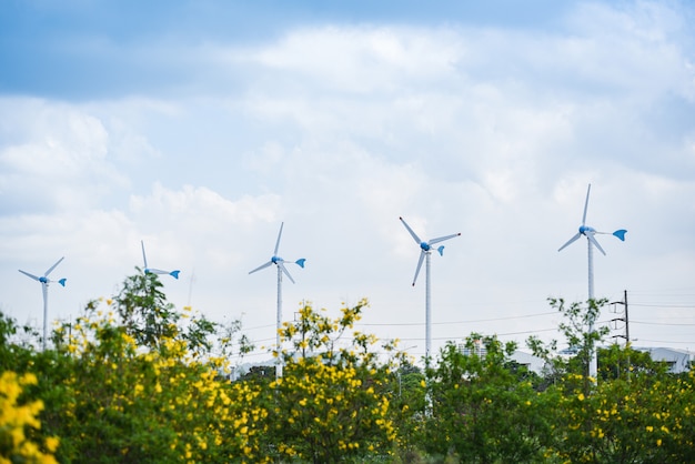Energie-Grün Eco-Energiekonzept der Windkraftanlage Landschaftsnatürliches am blauen Himmel des Windkraftanlagebauernhofes