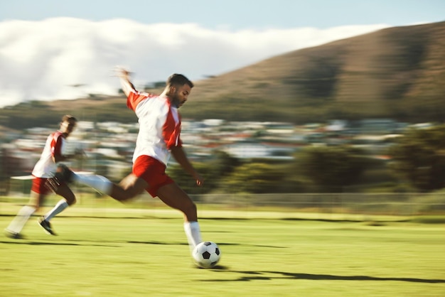 Energiefitness und Fußballtraining mit Fußballspielen im Powerkick mit Ball auf einem Fußballfeld für Mannschaftssportspiele Fußballmann und Fußballspieler im Wettkampflauf und Training