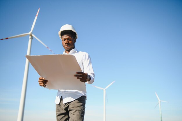 Energieingenieur arbeiten mit Windkraftanlagen.